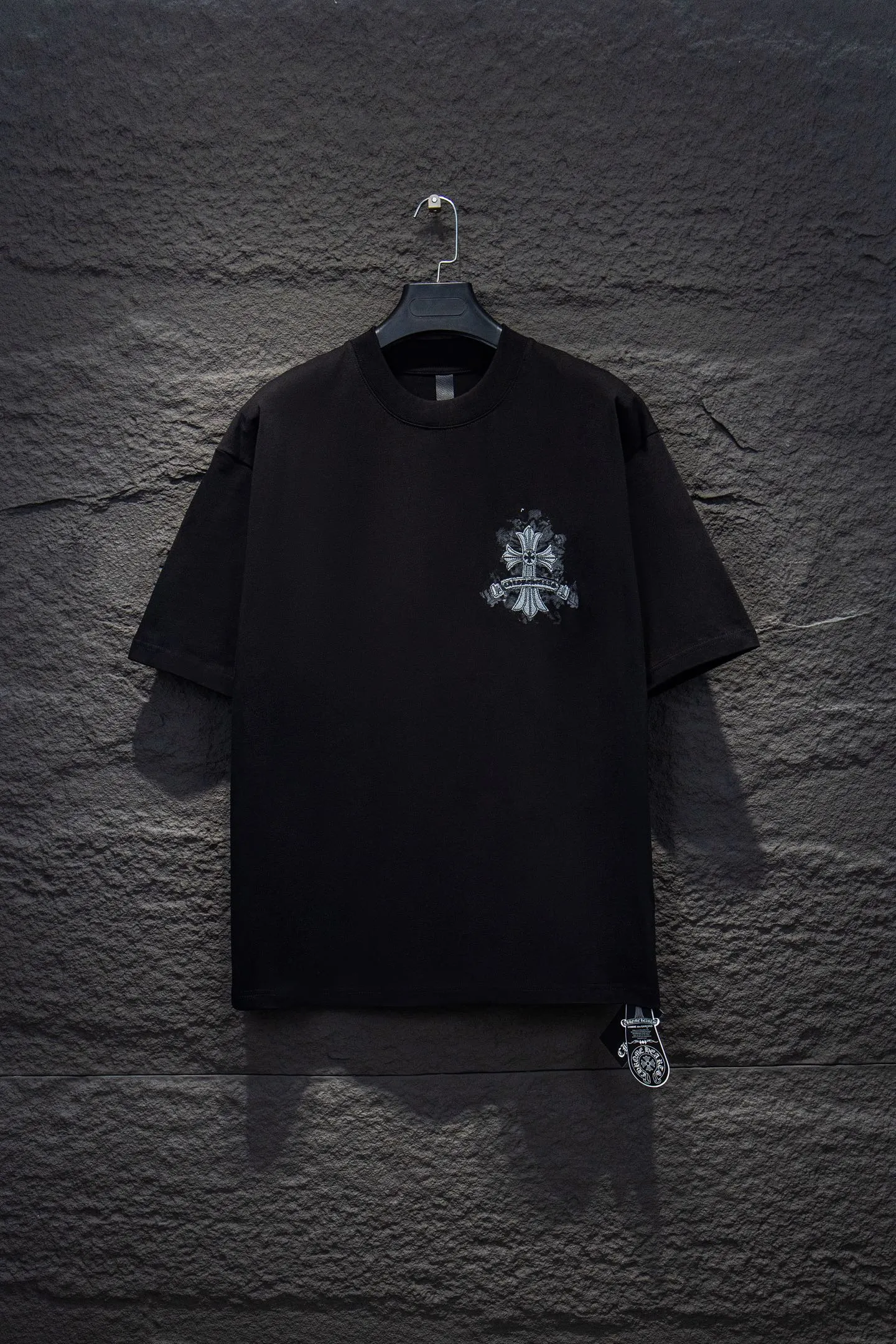P180 🆕Chrome hearts 25ss os version is really charming and Chrome hearts are really unique. Each season's new version is made to the extreme. It is very practical and can be worn casually. Nice✔️ - ⚠️100% cotton. It is made of 32-count double yarn, 260-gram weight fabric and imported knitted needle carded cotton. It has moderate thickness, drape and contour, and the upper body is comfortable! ! It is very tolerant to fat body types and can instantly lose five pounds after wearing it!  The front and rear panels are hand-printed on the silk screen platen, and the 3D full-color scan pattern is used as film to ensure that the printing pattern is restored to the highest degree, and the printing is made to have a cracking effect and is reinforced and not easy to fall off. The upper and lower LOGO printing has a strong touch texture. The printing material uses environmentally friendly active water slurry and anti-sublimation liquid for the base. The garments can withstand washing without stripping. The addition of handmade elements to the body of the garment greatly increases the interest of the garment and creates a unique visual effect. After special treatment, a unique effect is formed. An irregular hem is added to the version. This year's Kroxin is the main version. In the past two years, the oversize version has become the focus of the trend and has been a popular staple in the past two years. The change of designers has made this brand an instant hit. The progressive fashion of the times also needs the blood impact of fresh elements and trendy designs in order to continue its glory! It’s stylish both inside and outside, a must-have for high street travel! An absolute "eye-catching style" that can match couples 💏 Color: Black White Size: S M L XL